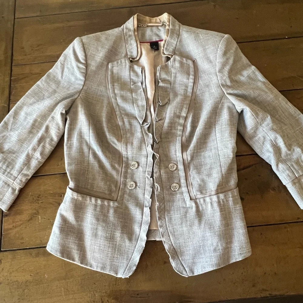 White House Black Market Gray Ruffle Blazer – Size 8 - Picture 4 of 8
